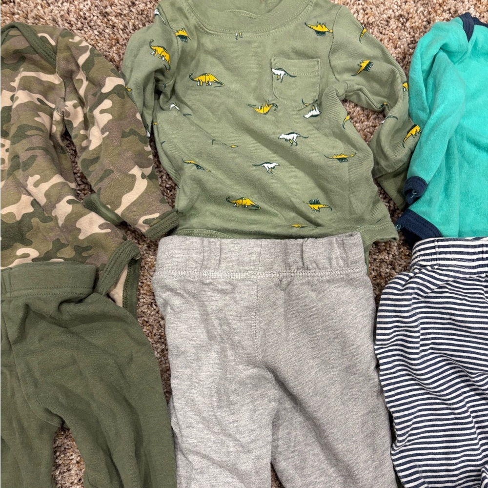 Assorted baby outfits - Picture 3 of 7